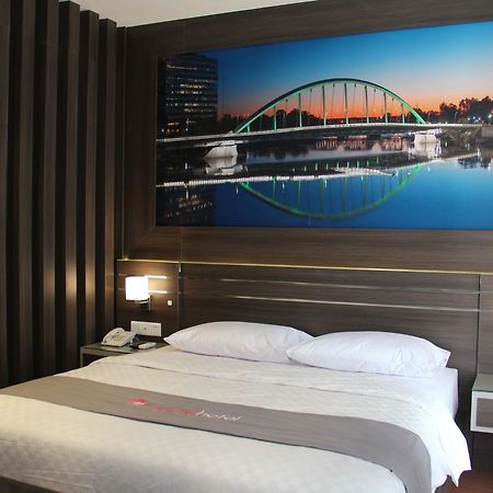 Neotel Hotel City Centre Tanjung Redep Экстерьер фото